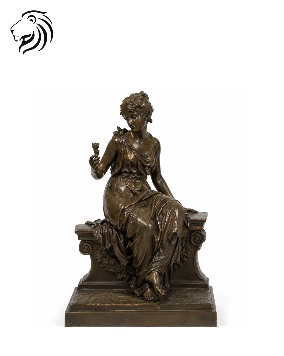 Femme assise avec attribut
