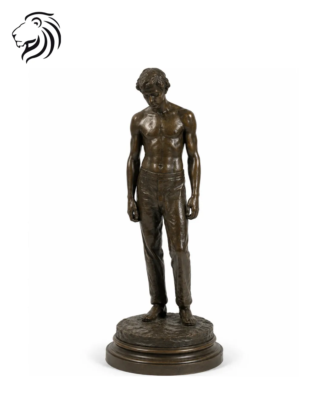 Jeune homme debout en bronze