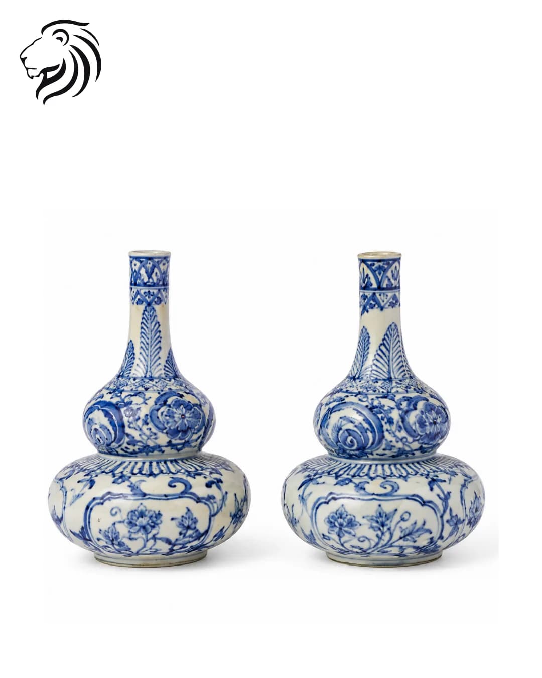 Paire de vases bleu et blanc à rinceaux