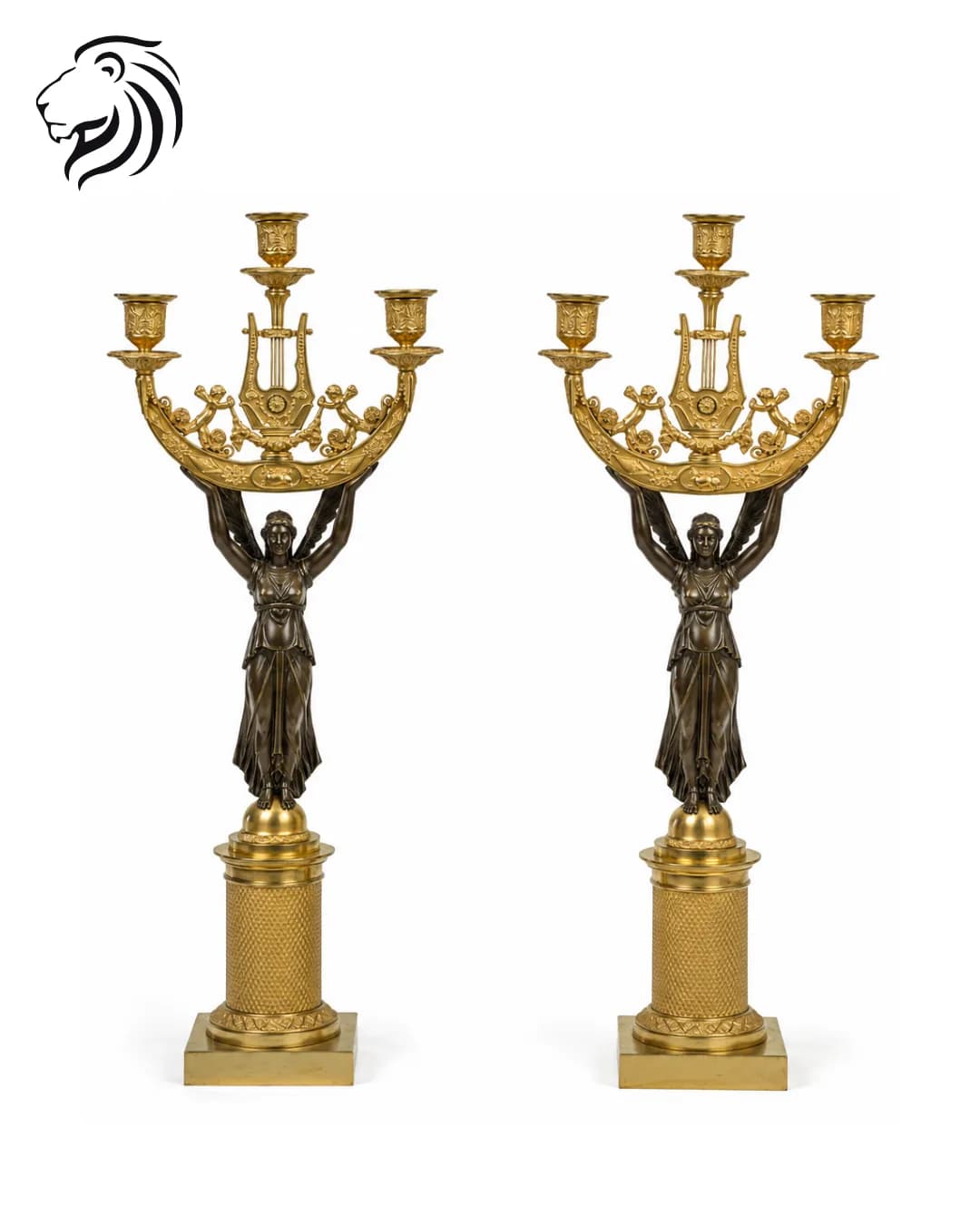 Paire de candélabres dorés