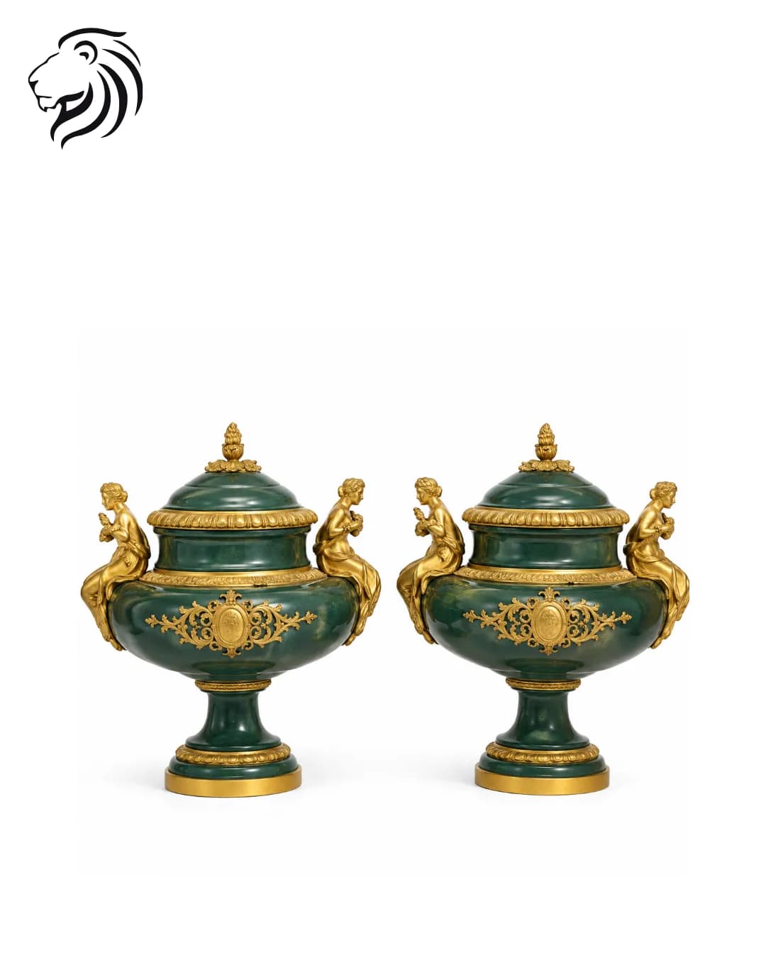 Paire d'urnes vertes couvertes