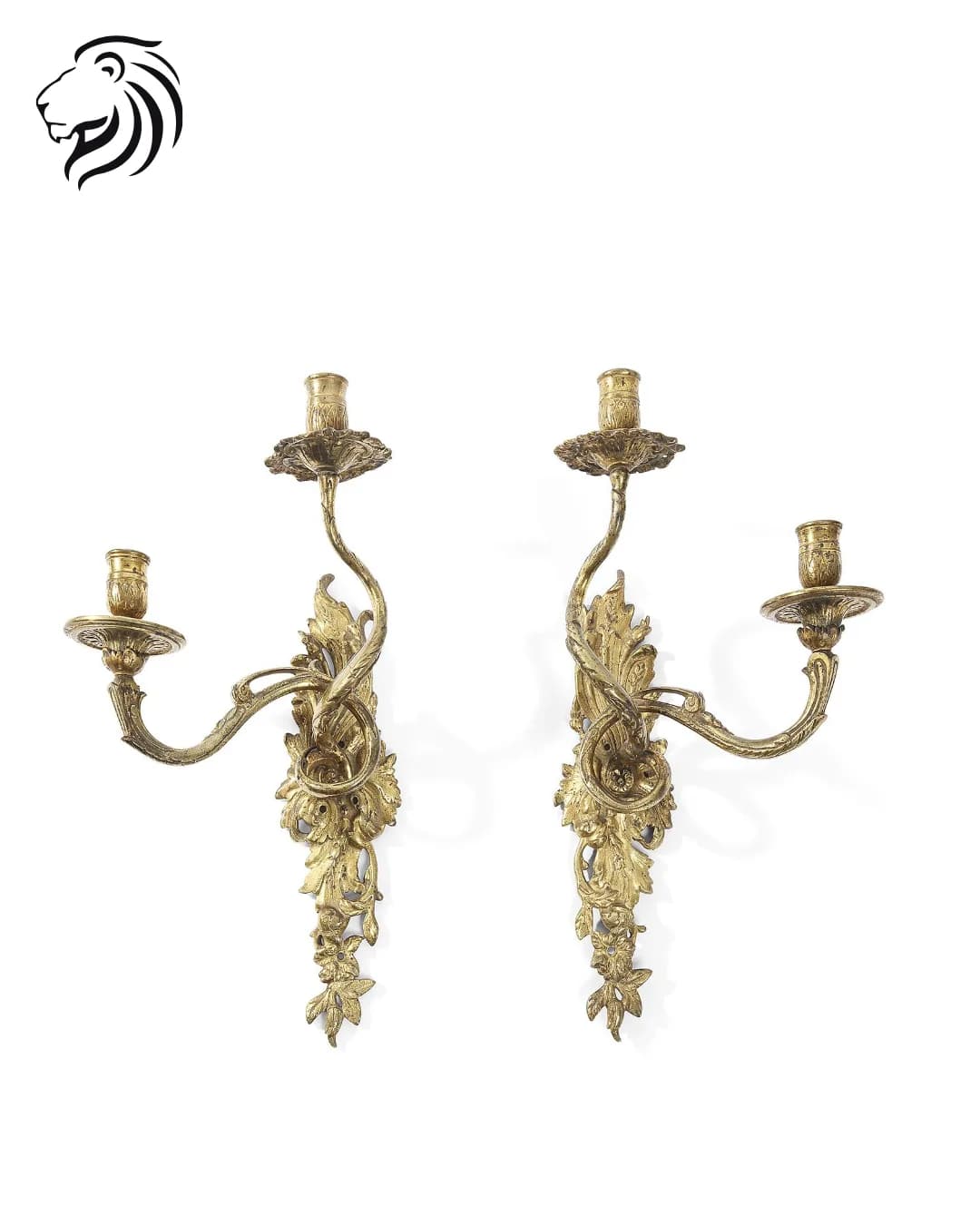 Paire d'appliques à deux bras de lumière ornées de feuilles d'acanthe