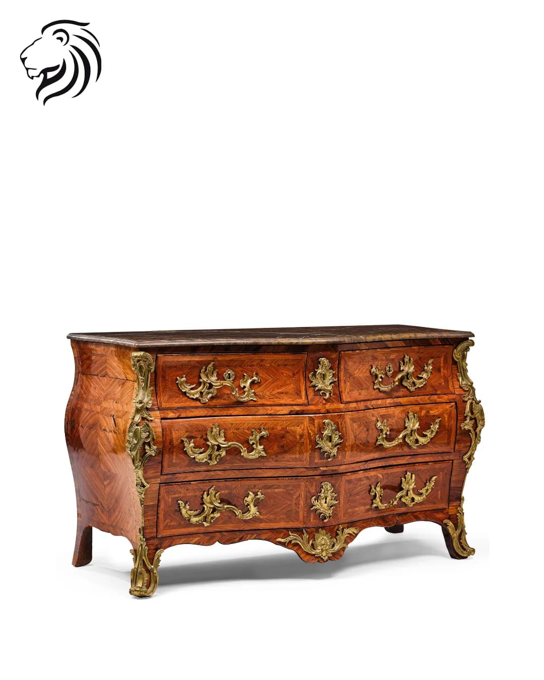 Commode tombeau à trois rangs de tiroirs