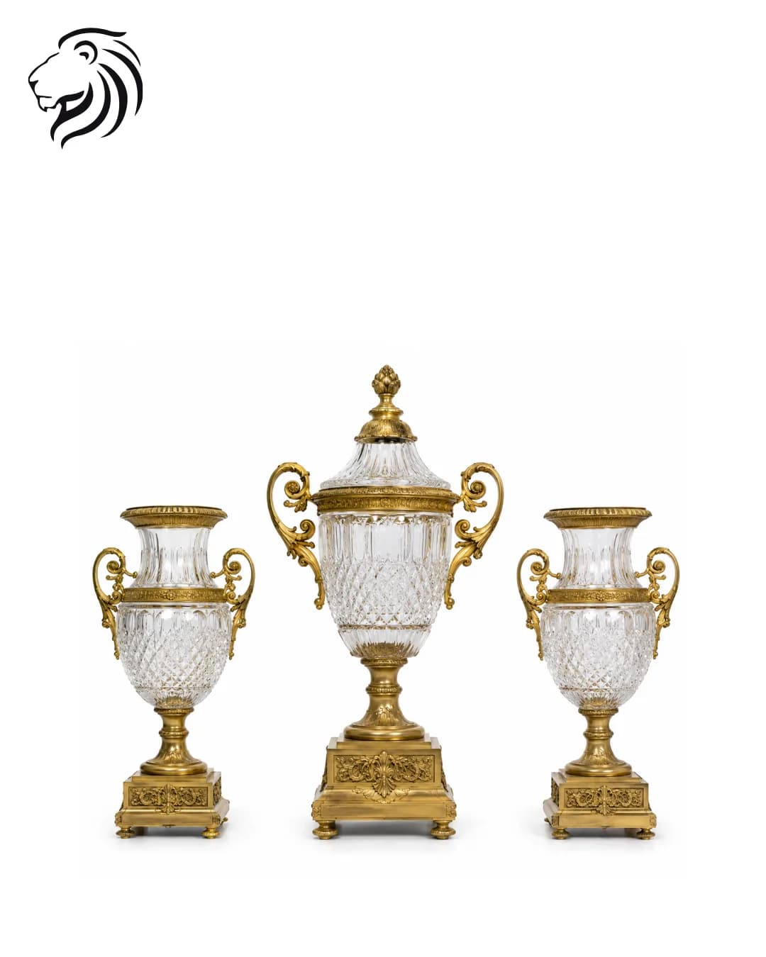 Garniture de cheminée composée de trois vases en cristal