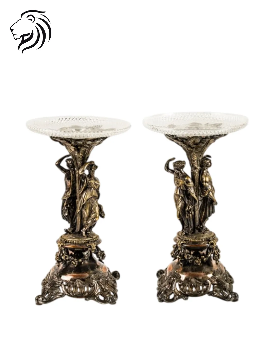 Paire de vases cornets en cristal gravé