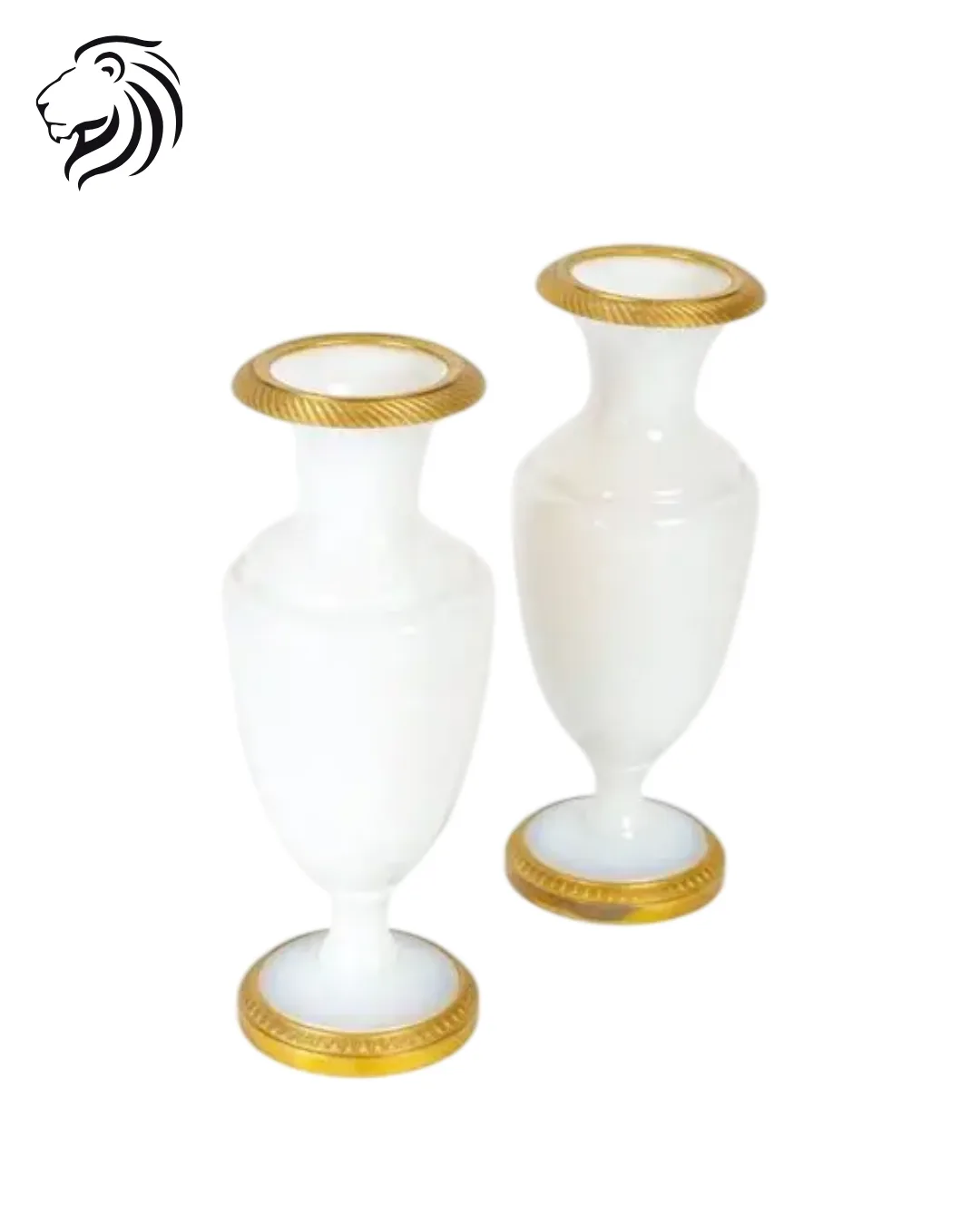 Paire de vases couverts en opaline blanche