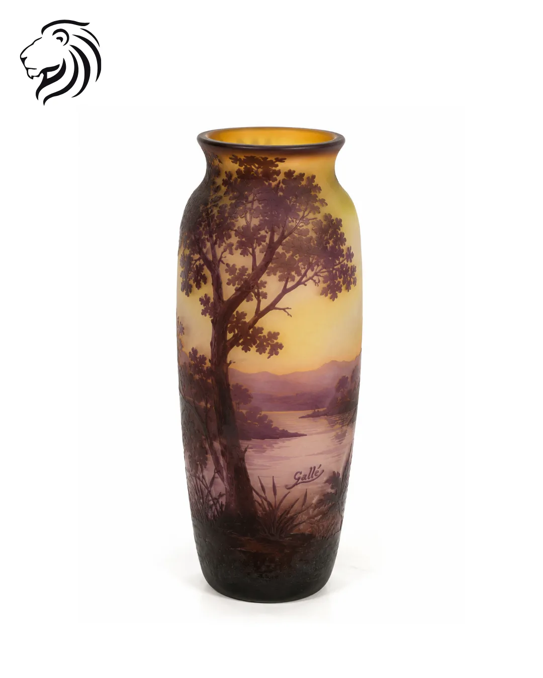 Grand vase en verre camée à décor de paysage