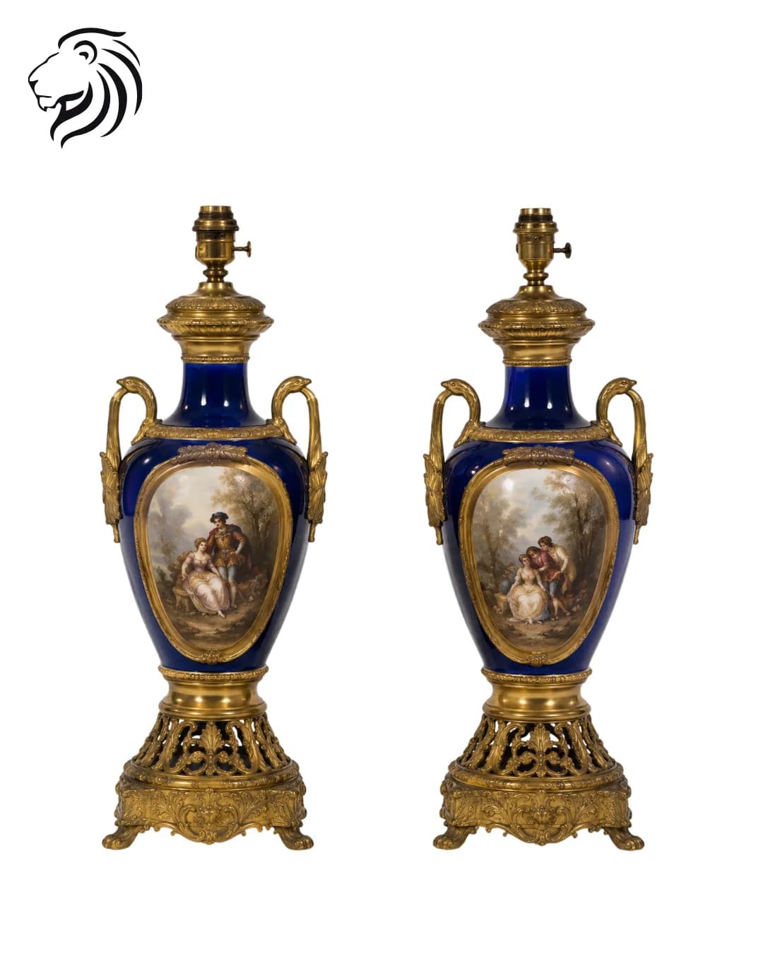 Paire de lampes en porcelaine de Sèvres à monture de bronze