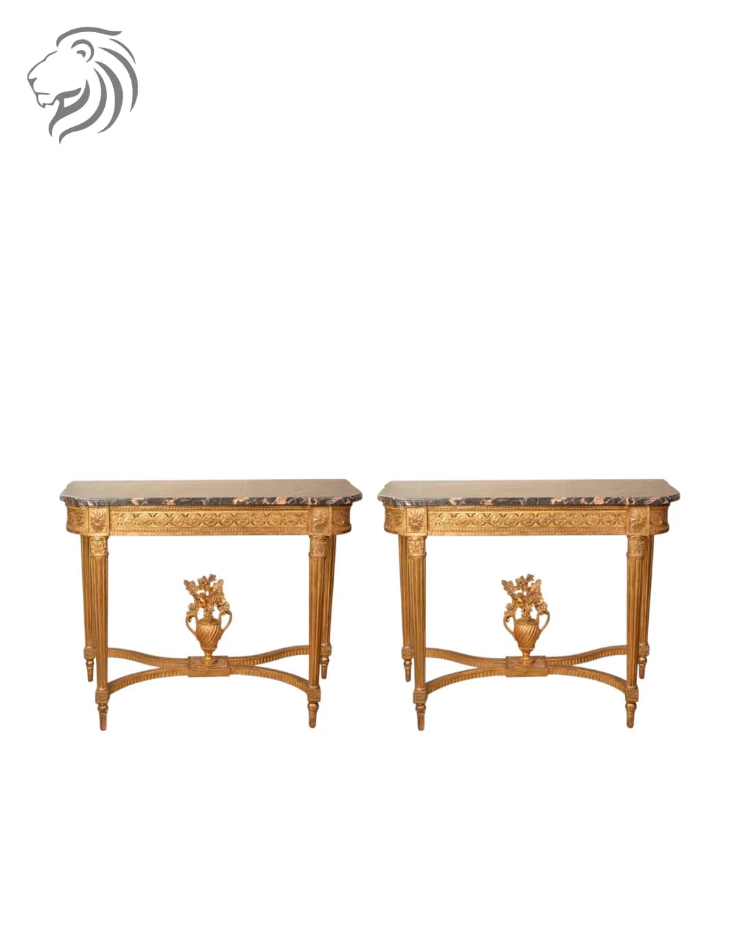 Paire de consoles en bois sculpté et doré